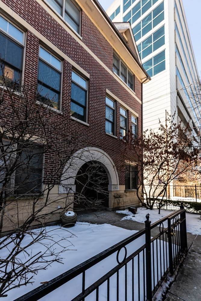 Townhouse for Sale at Prairie Avenue Historic District, Chicago, IL 60616