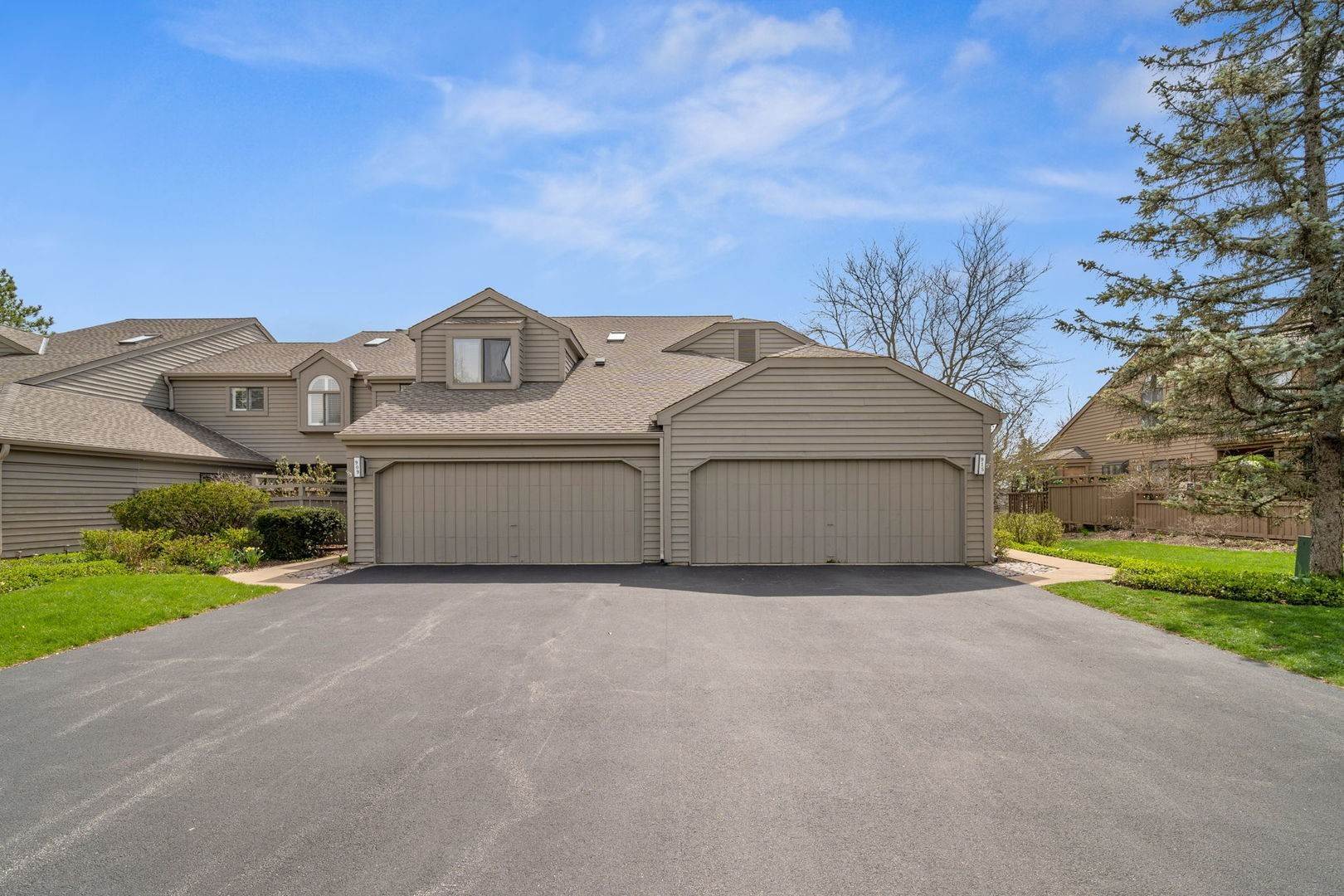 Townhouse for Sale at Lake Barrington, IL 60010