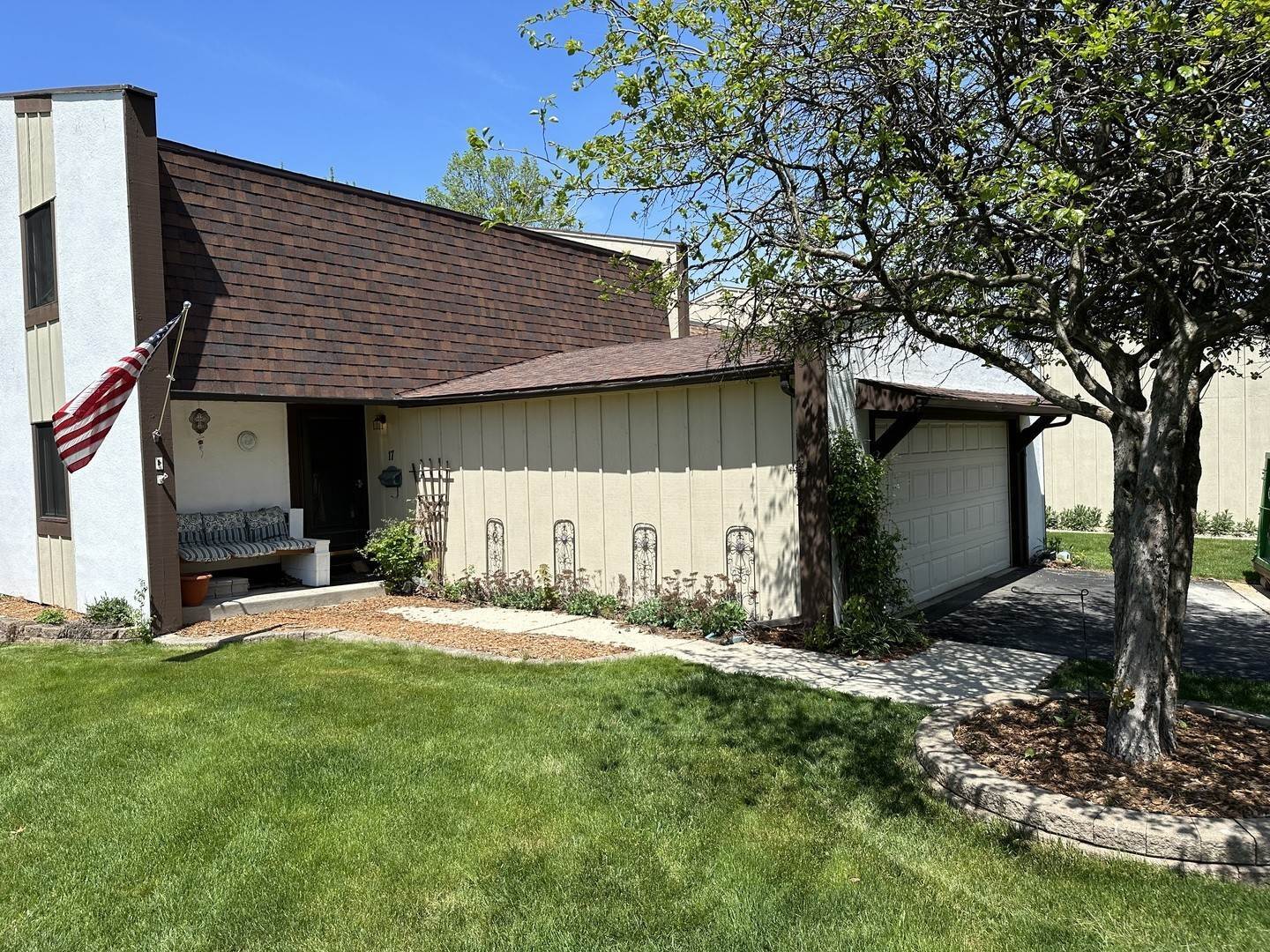 Single Family for Sale at Indian Head Park, IL 60525