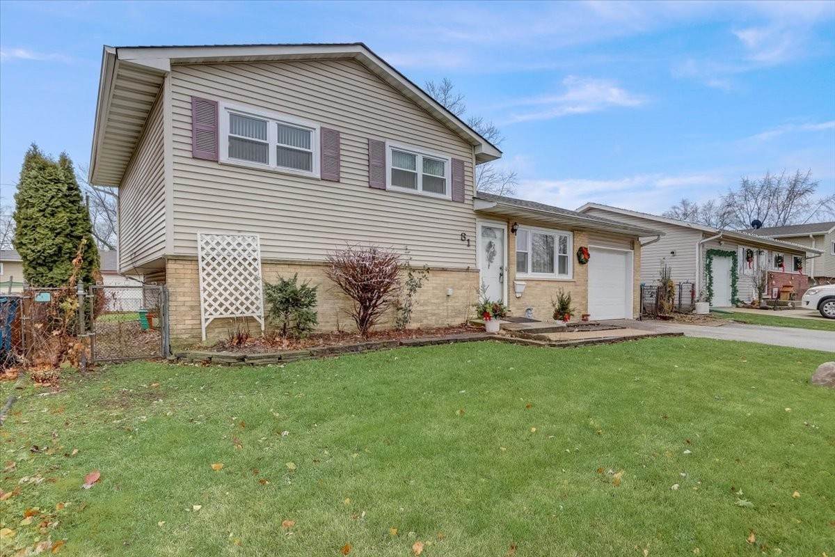 Single Family for Sale at Glendale Heights, IL 60139