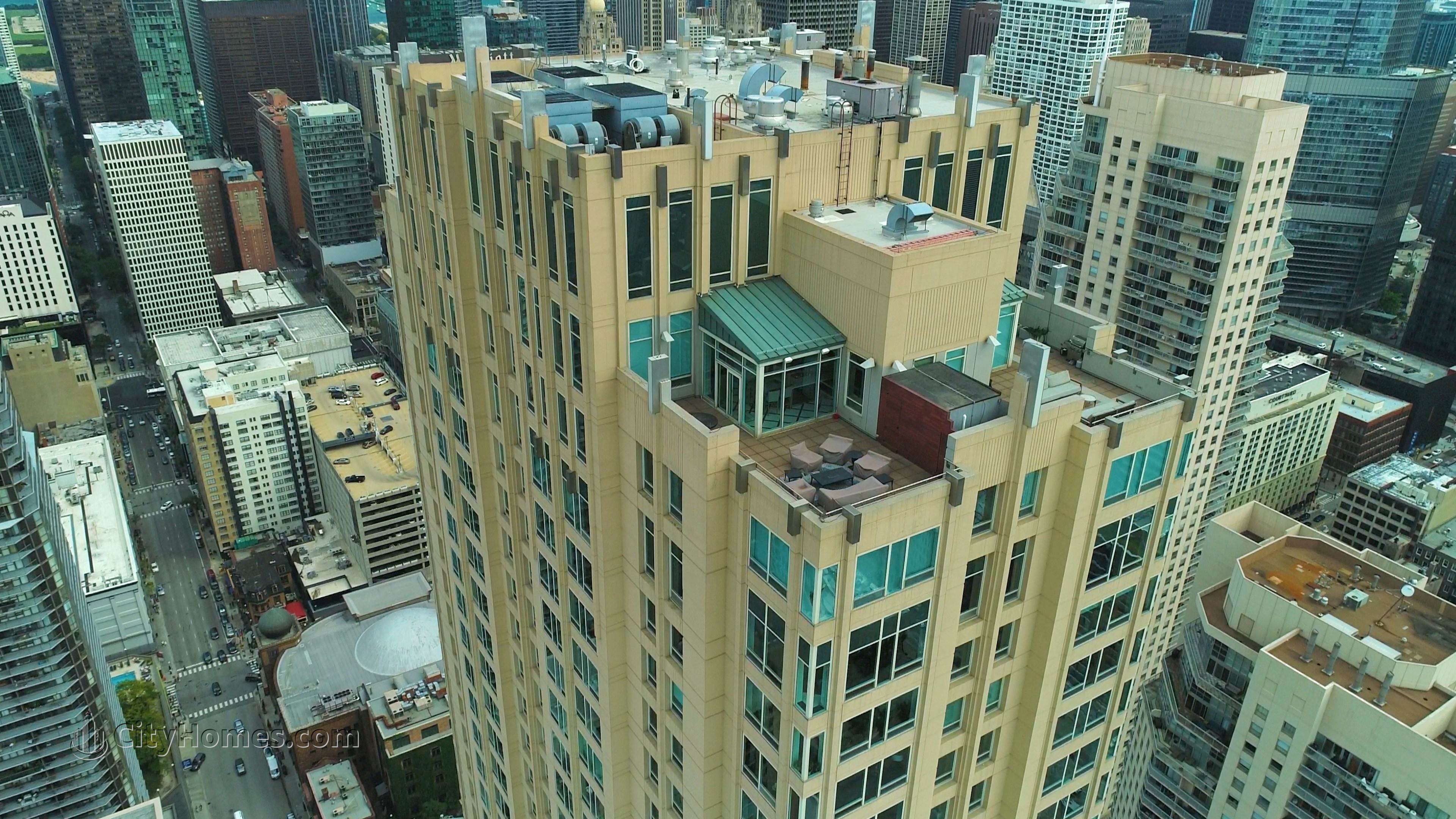 4. Millennium Centre gebouw op 33 W Ontario St, Central Chicago, Chicago, IL 60610