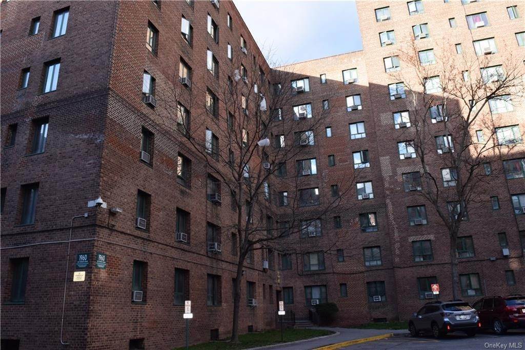 Condomínio para Venda às Parkchester, Bronx, NY 10462