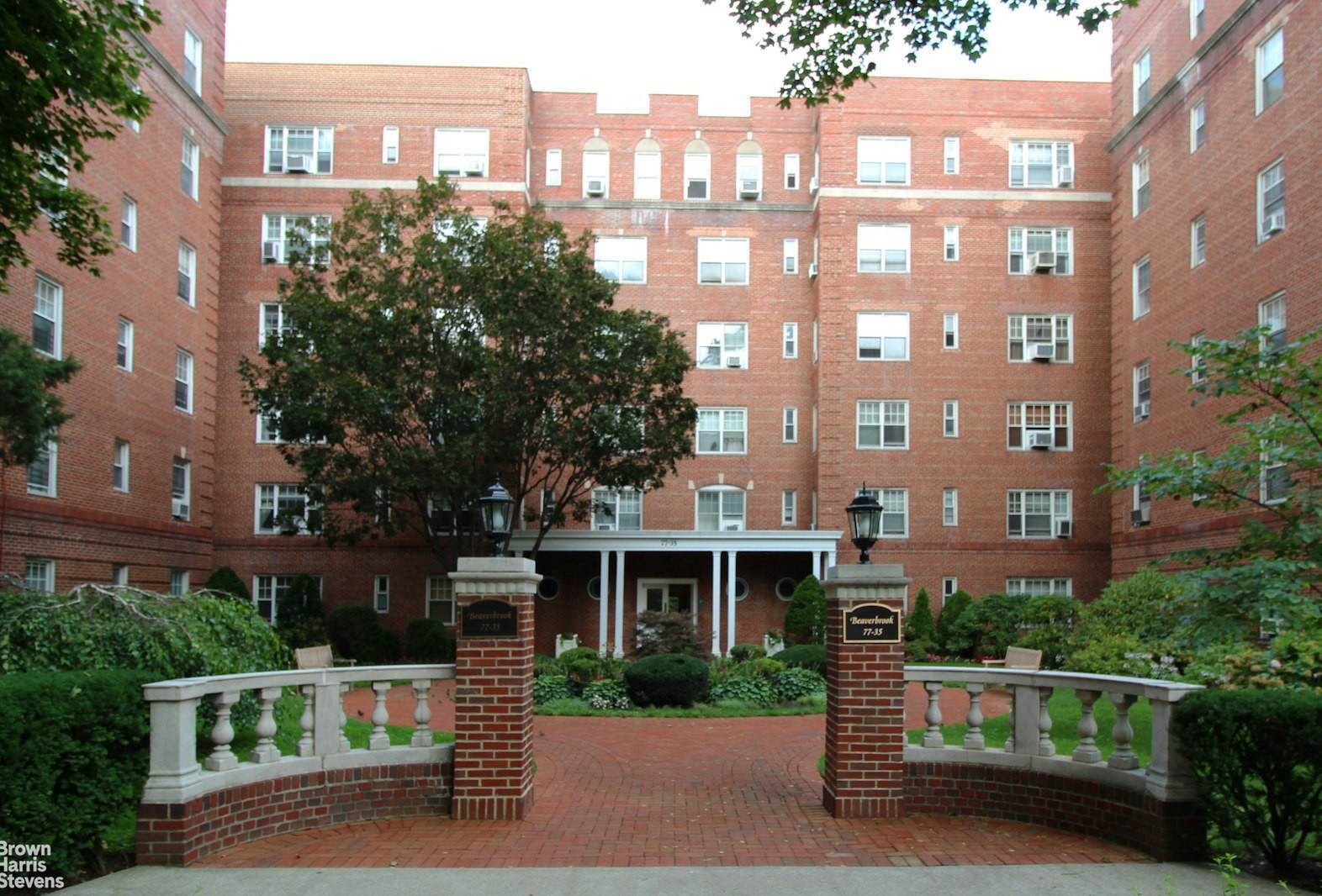 Beaverbrook, The xây dựng tại 77-35 113th Street, Forest Hills, Queens, NY 11375