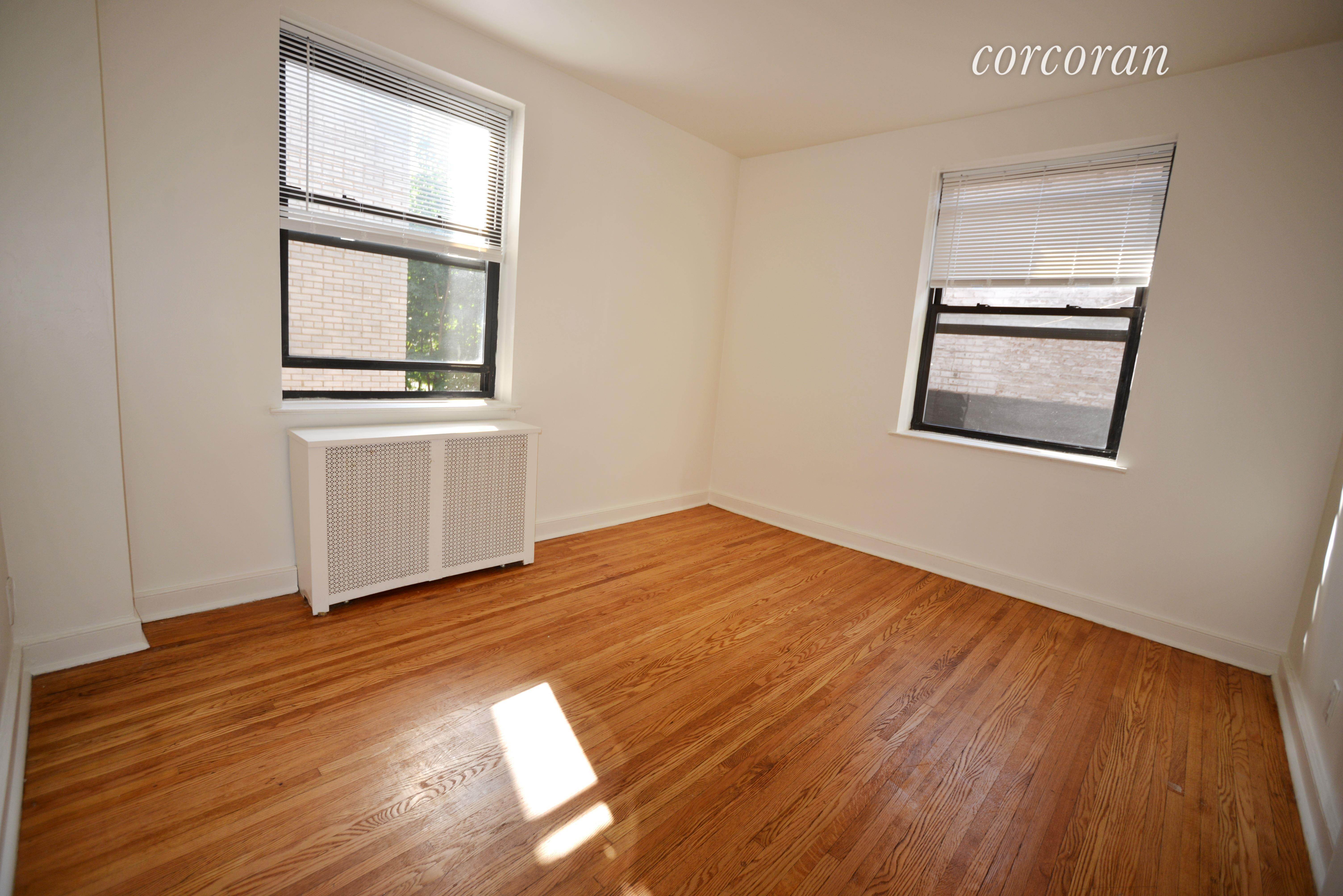 84-53 Dana Court, Middle Village, Queens, NY 11379에 건물