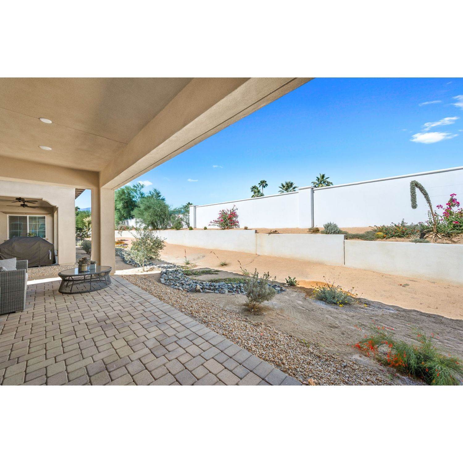 CrestWood at Villa Portofino xây dựng tại 73755 Country Club Drive, Palm Desert, CA 92260