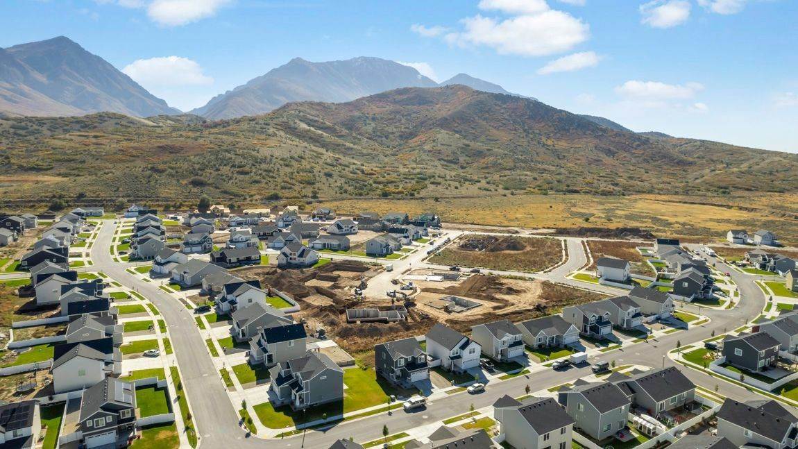 7. Foothill Village xây dựng tại 949 Red Cliff Drive, Santaquin, UT 84655