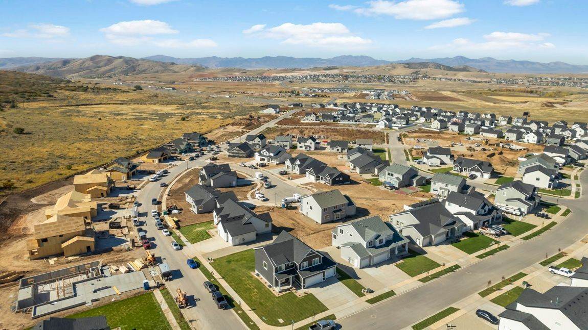 11. Foothill Village xây dựng tại 949 Red Cliff Drive, Santaquin, UT 84655