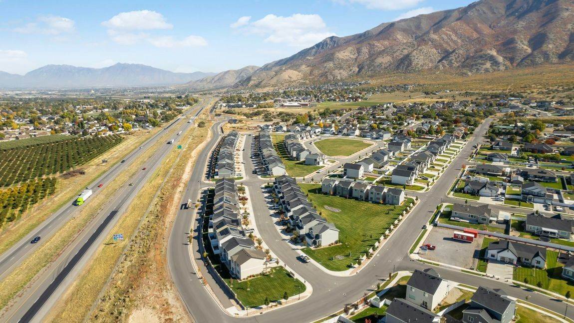 19. Foothill Village xây dựng tại 949 Red Cliff Drive, Santaquin, UT 84655
