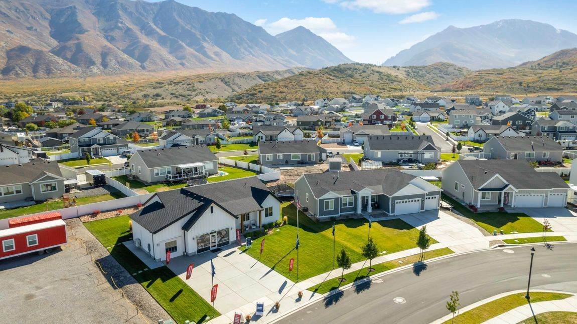 25. Foothill Village xây dựng tại 949 Red Cliff Drive, Santaquin, UT 84655