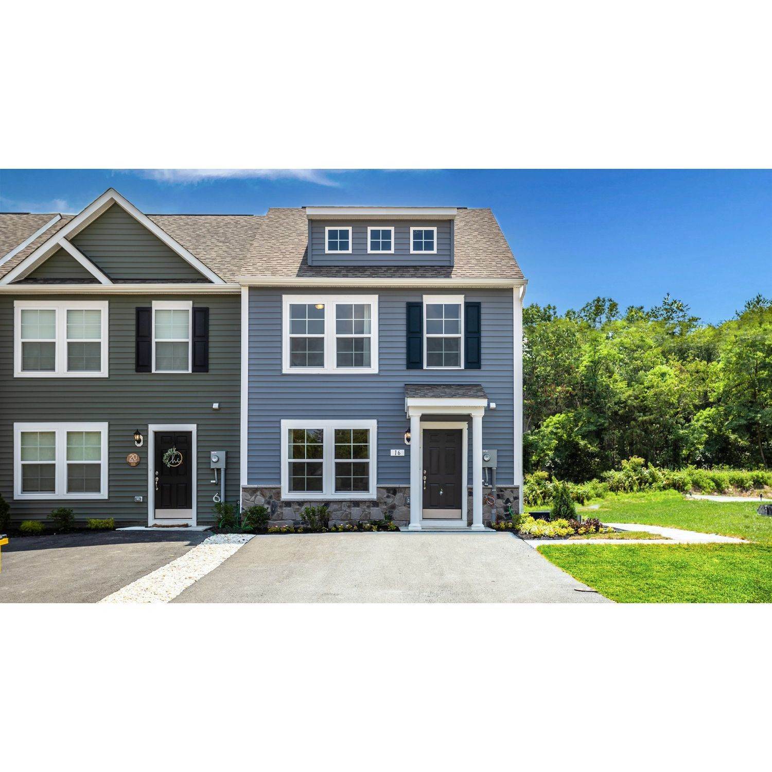 2. Whispering Pines Townhomes byggnad vid 16 Loblolly Drive, Bunker Hill, WV 25413