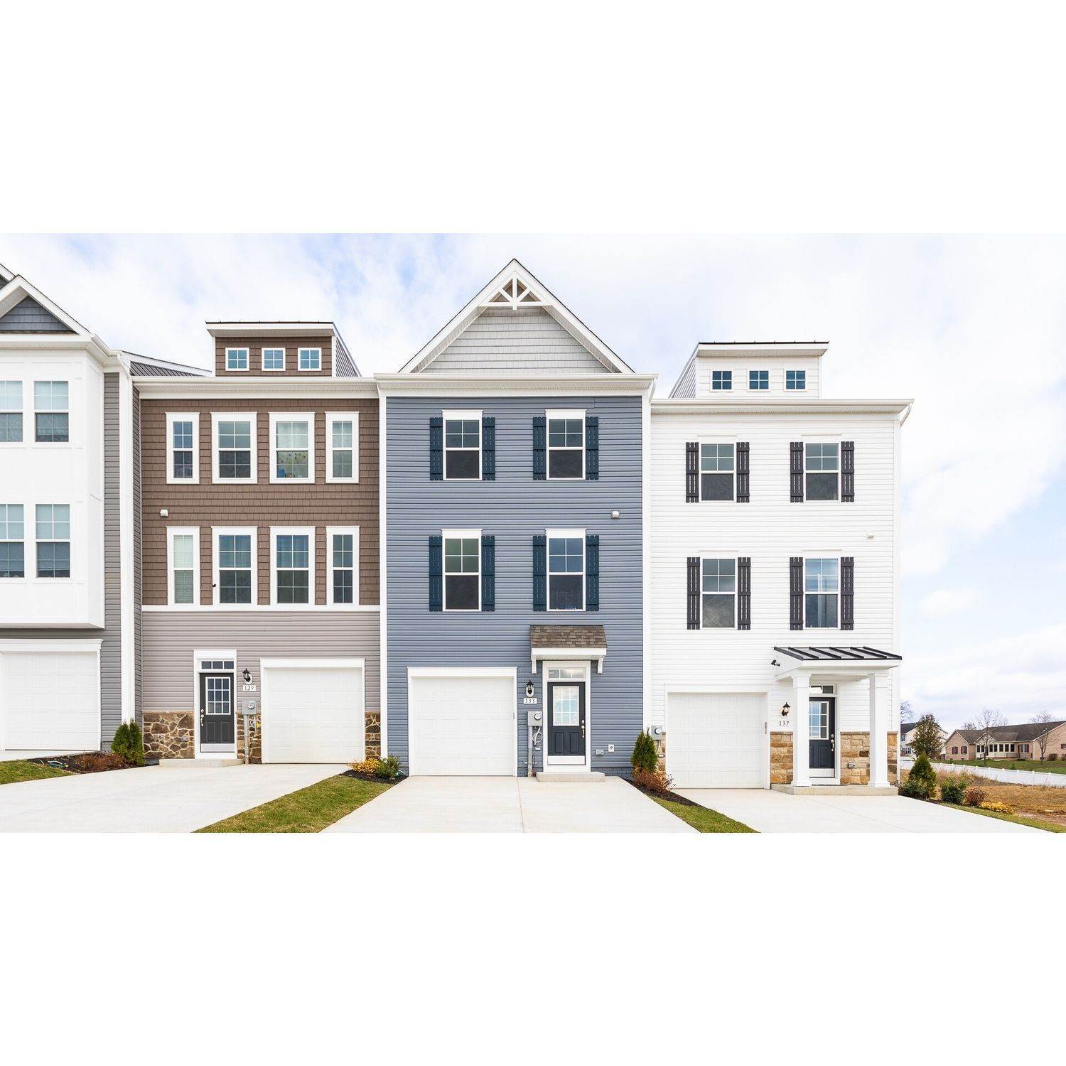 3. 13 Stager Avenue, Falling Waters, WV 25419에 Overlook at Riverside – Townhomes 건물