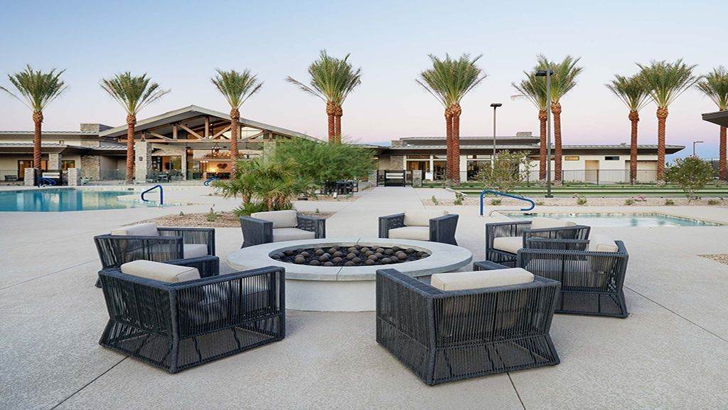 8. Ovation at Meridian 55+ xây dựng tại 39730 N. Collins Lane, Queen Creek, AZ 85140