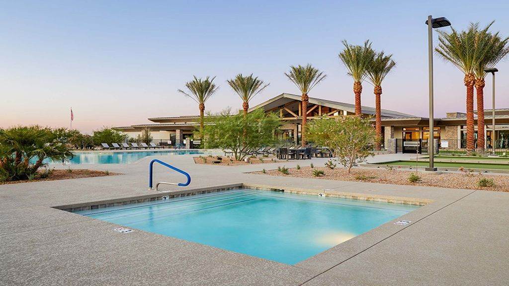 24. Ovation at Meridian 55+ xây dựng tại 39730 N. Collins Lane, Queen Creek, AZ 85140