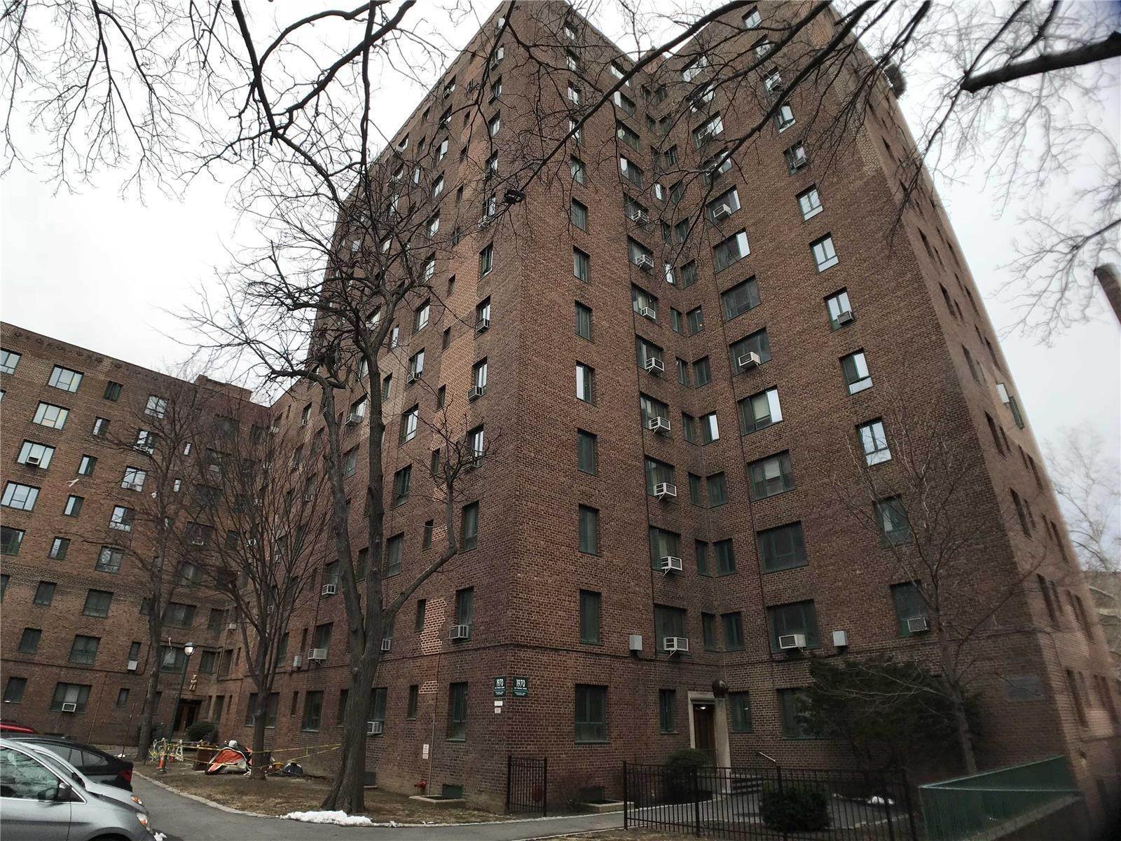 Parkchester, The prédio em 1970 East Tremont Avenue, Parkchester, Bronx, NY 10462