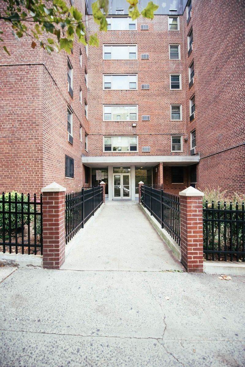 Gebäude bei 1010 Sherman Avenue, Fleetwood - Concourse Village, Bronx, NY 10456