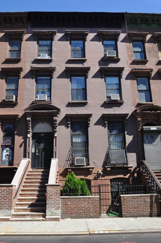 联栋屋 为 销售 在 East Harlem, Manhattan, NY 10035