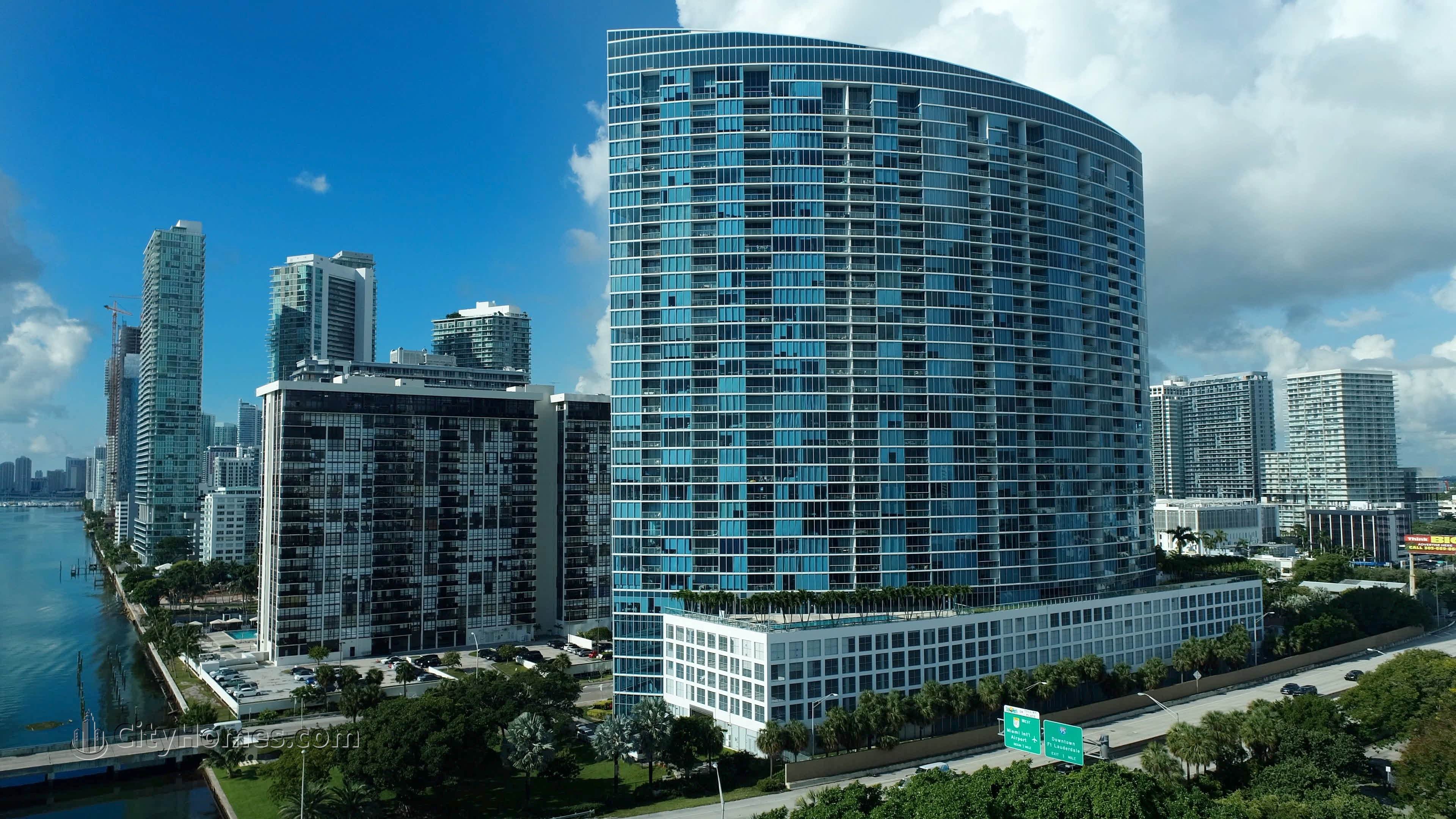 Blue byggnad vid 601 NE 36th St, Edgewater, Miami, FL 33137