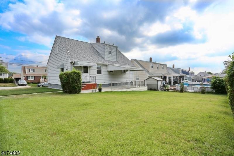 23. Single Family for Sale at Clifton, NJ 07012
