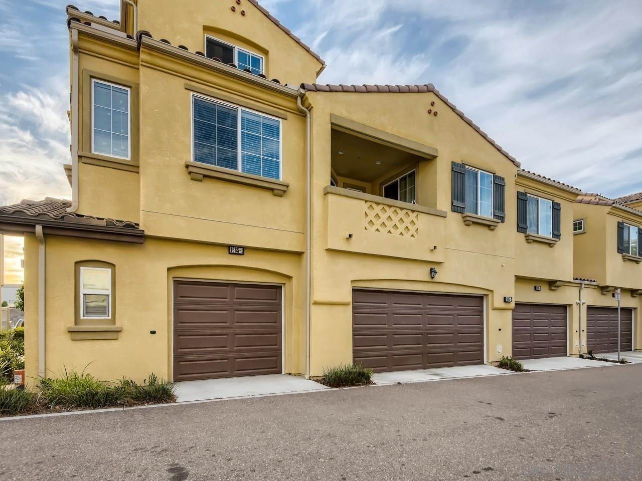 27. Townhouse for Sale at Chula Vista, CA 91913