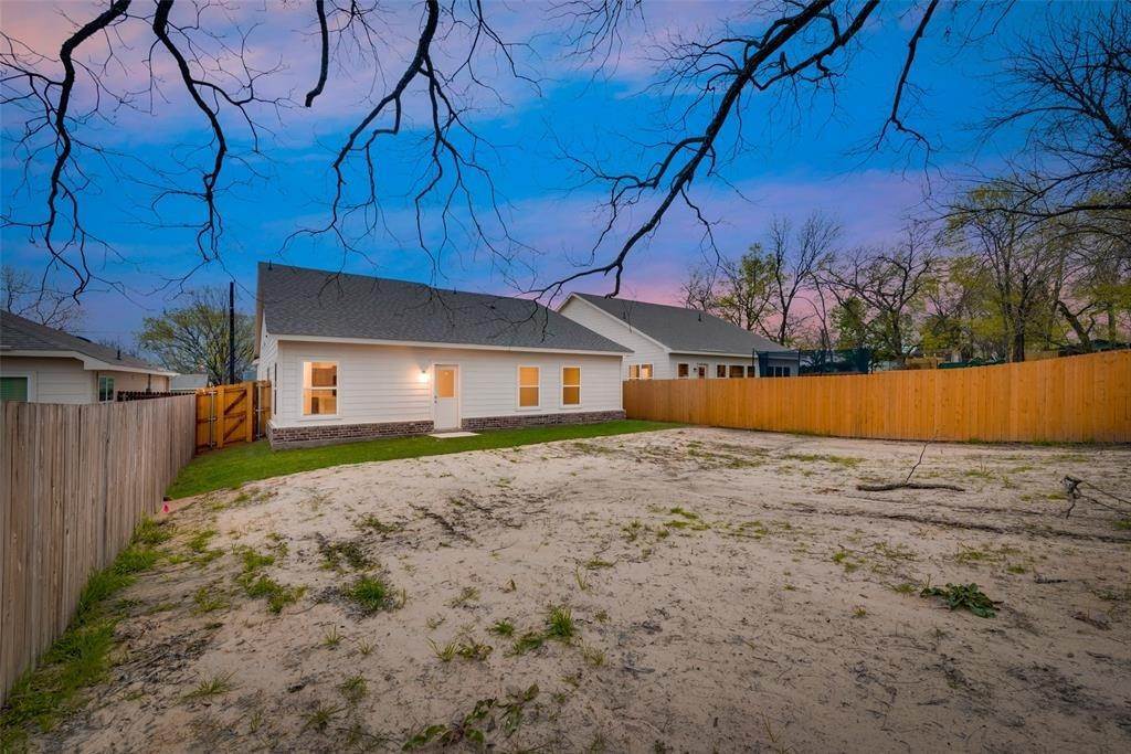 27. Single Family for Sale at Greenville, TX 75401
