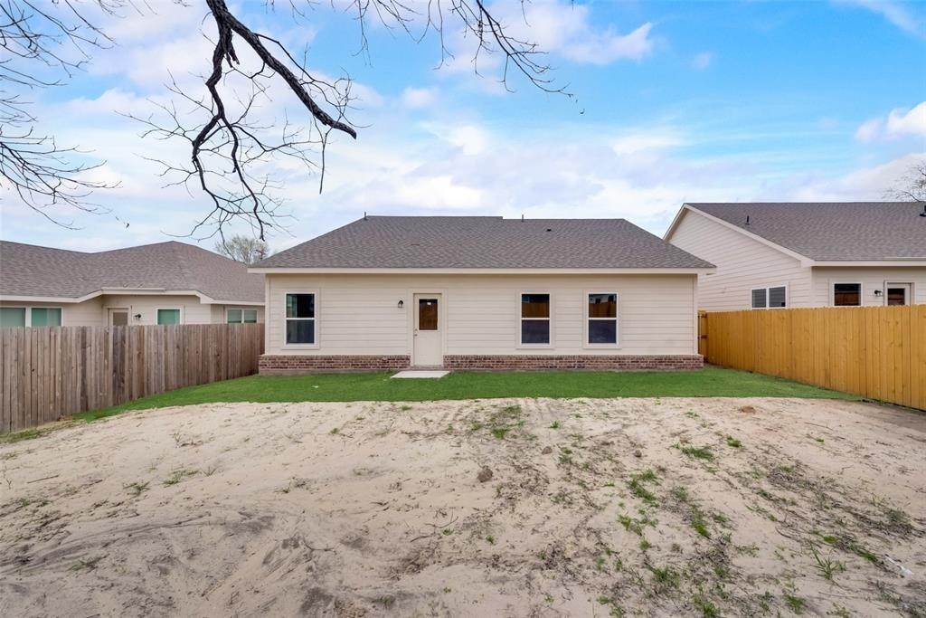 25. Single Family for Sale at Greenville, TX 75401