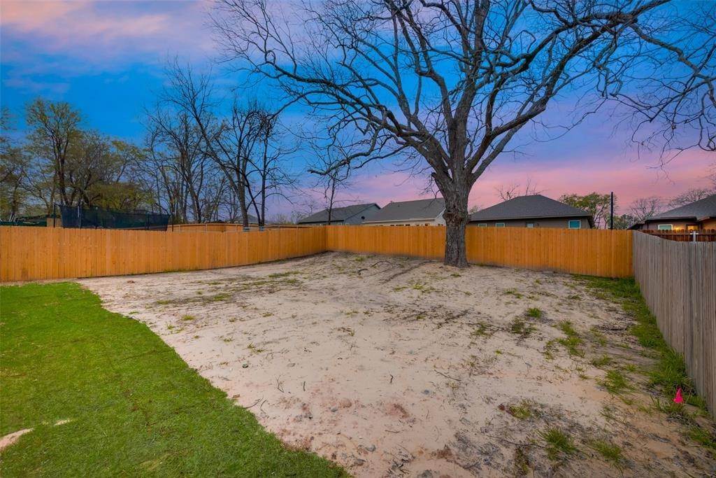 26. Single Family for Sale at Greenville, TX 75401