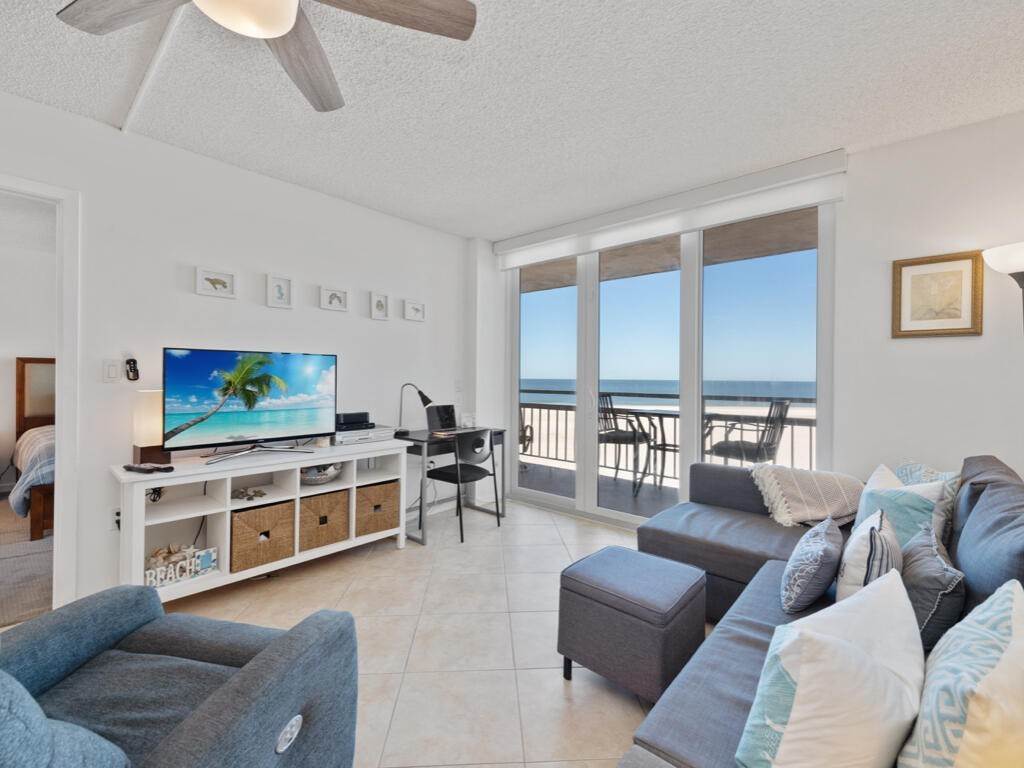 19. Condominium for Sale at Marco Island, FL 34145