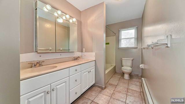 19. Single Family for Sale at Clifton, NJ 07012