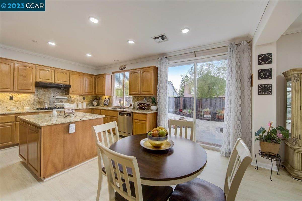 17. Single Family for Sale at Hayward, CA 94542