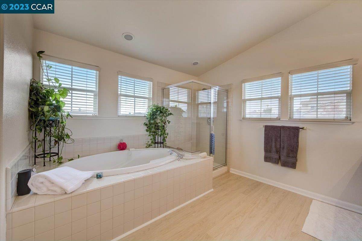 27. Single Family for Sale at Hayward, CA 94542