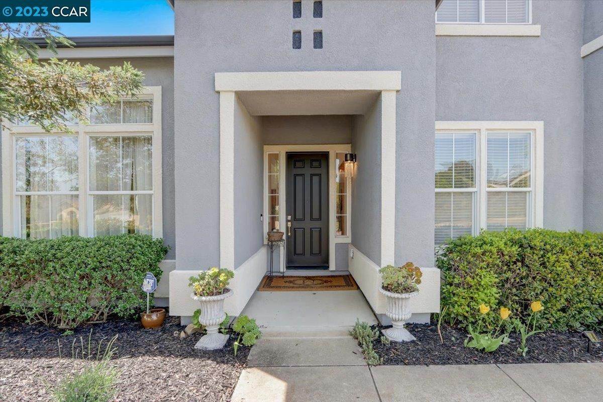 10. Single Family for Sale at Hayward, CA 94542