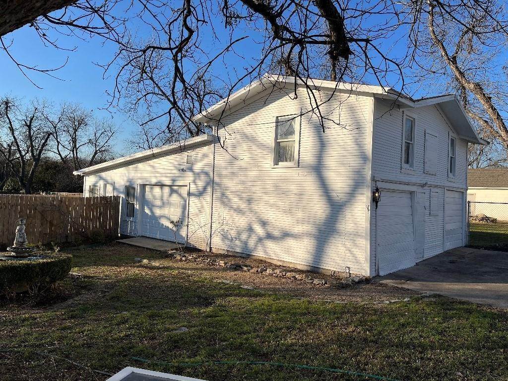 20. Single Family for Sale at Clifton, TX 76634