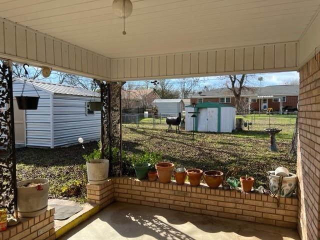 17. Single Family for Sale at Clifton, TX 76634