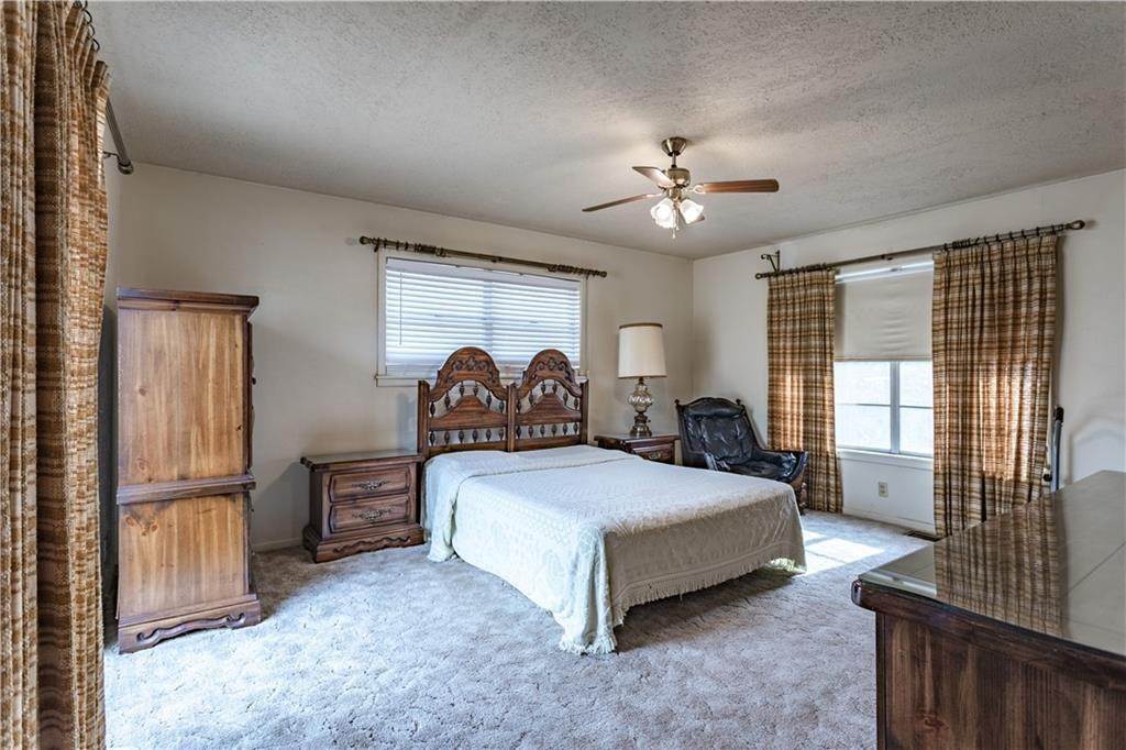 21. Single Family for Sale at Clifton, TX 76634