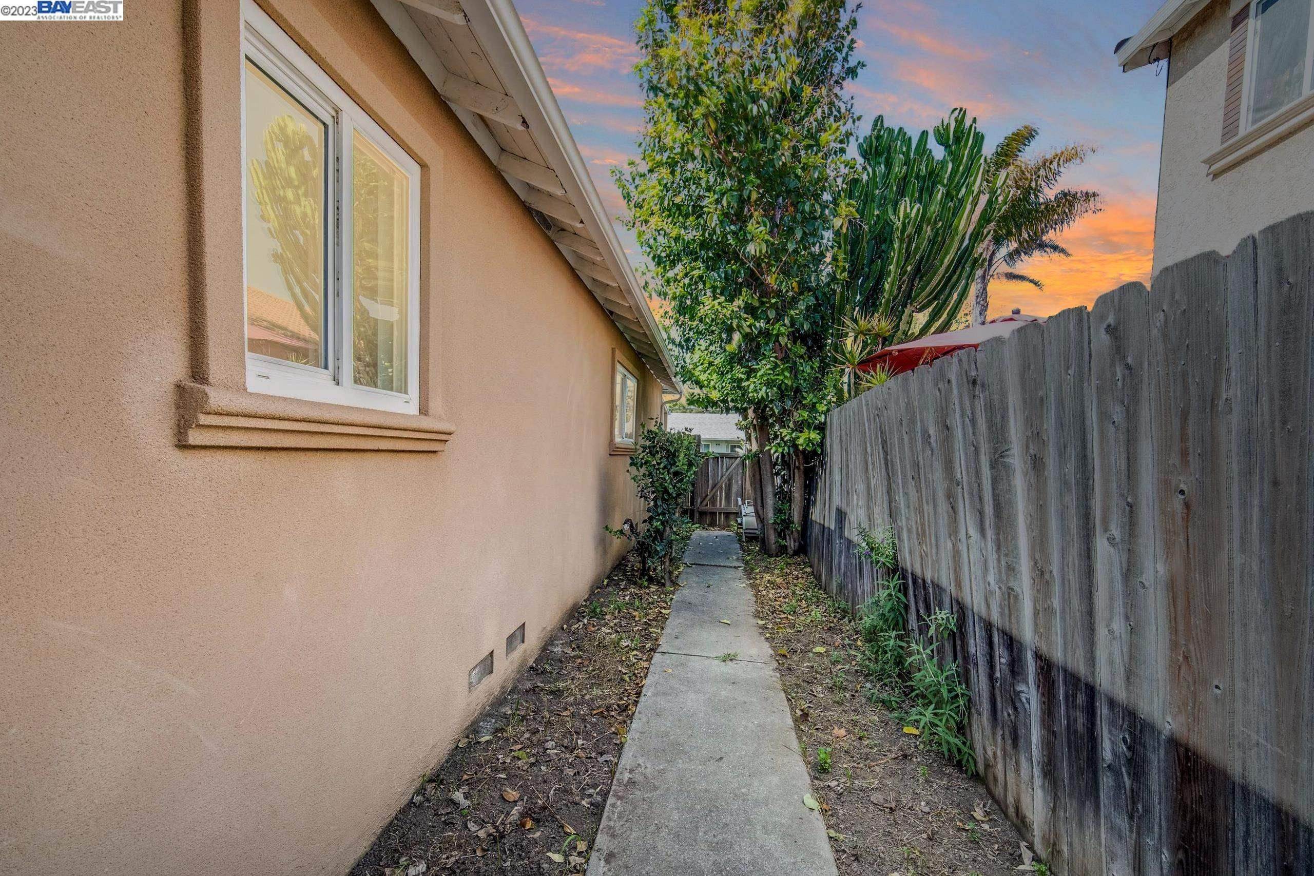 33. Single Family for Sale at Hayward, CA 94544