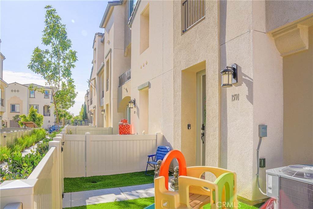4. Townhouse for Sale at Chula Vista, CA 92154