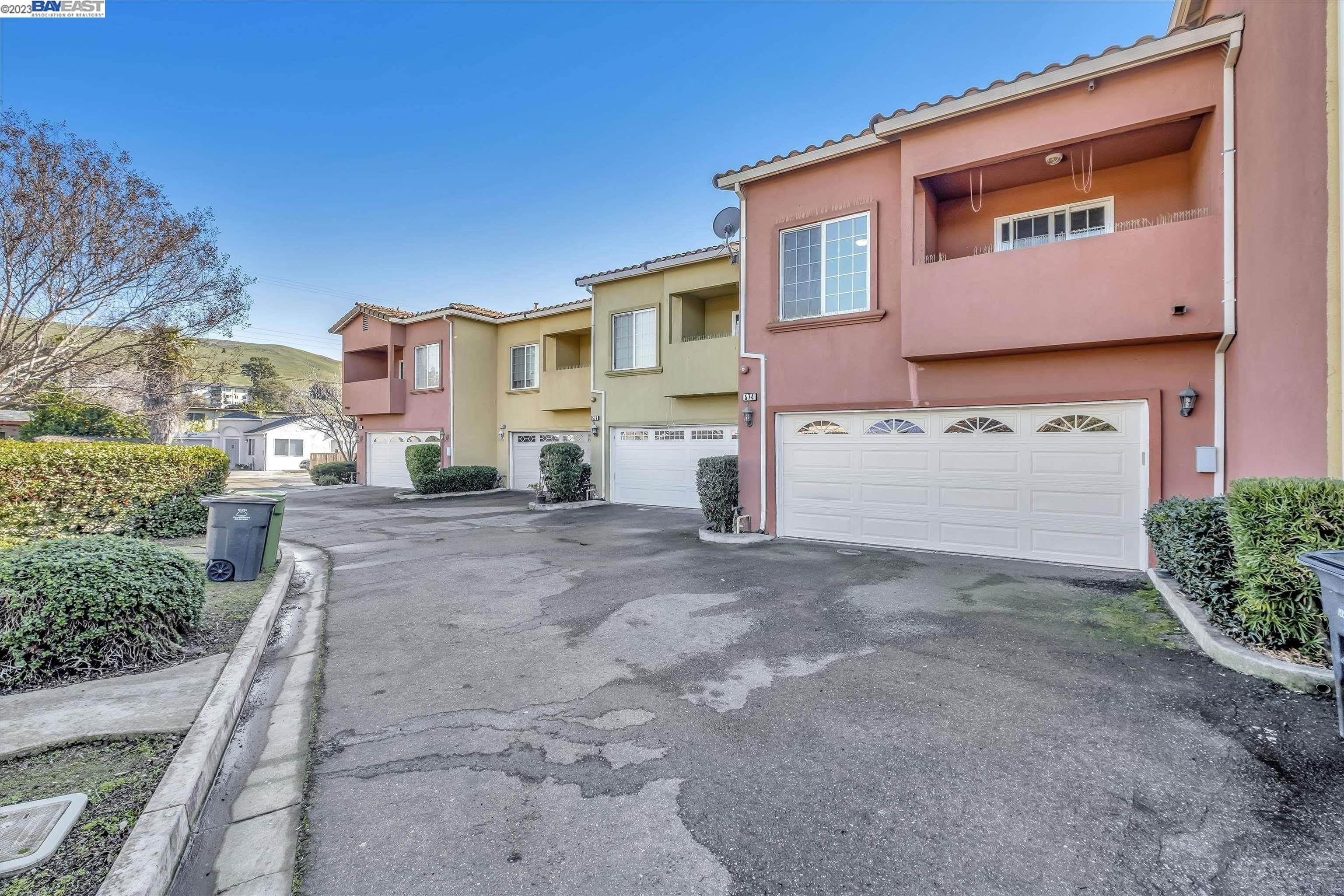 26. Townhouse for Sale at Hayward, CA 94544