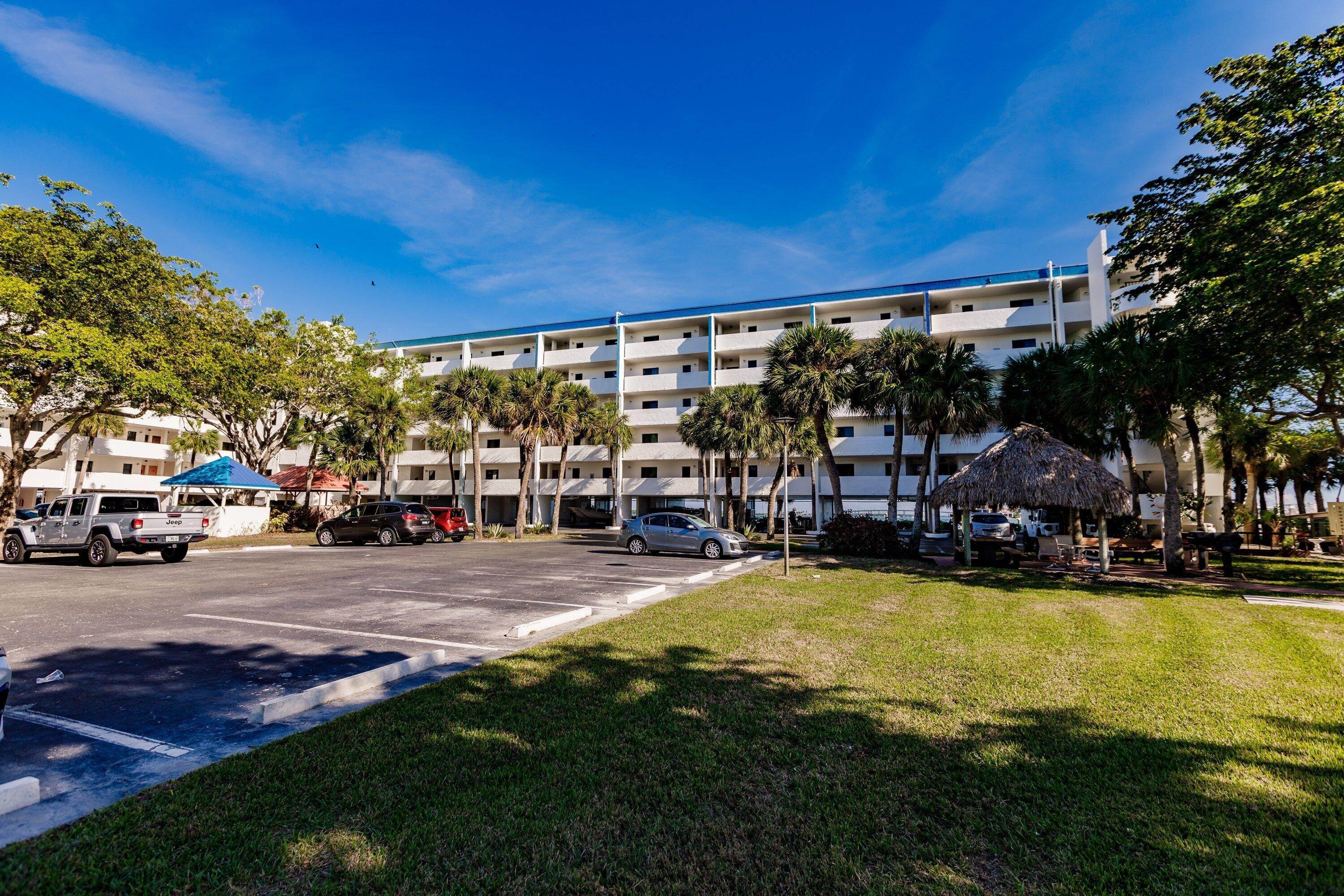 25. Condominium for Sale at Marco Island, FL 34145
