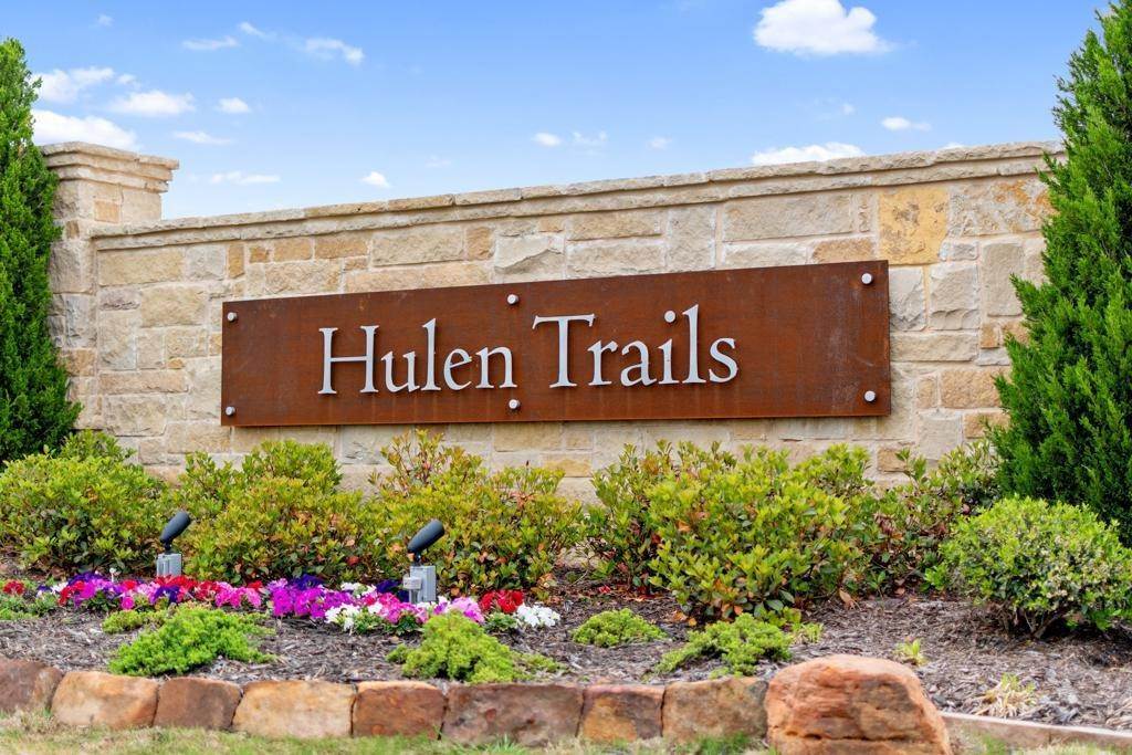 Hulen Trails здание в 10620 Moss Cove Drive, Fort Worth, TX 76036