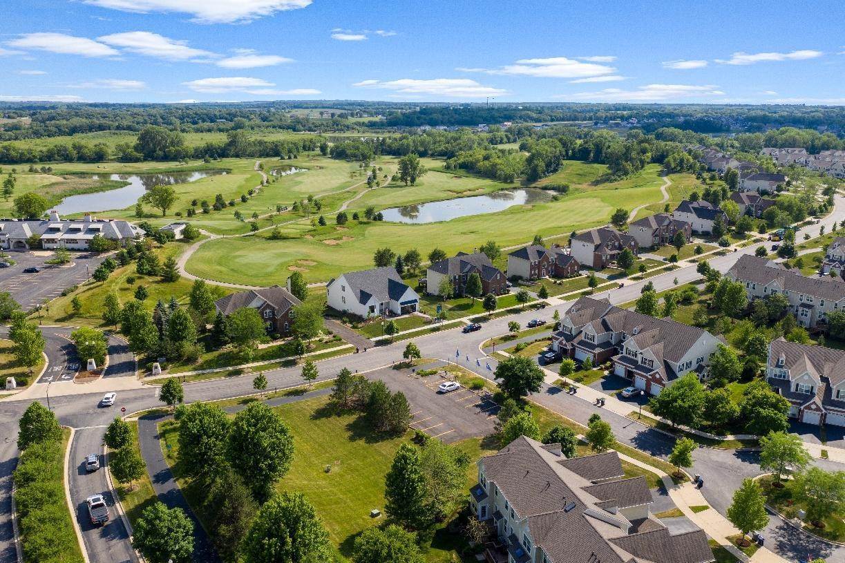 Bowes Creek Country Club - The Fairways Collection xây dựng tại 3513 Tournament Dr, Elgin, IL 60124