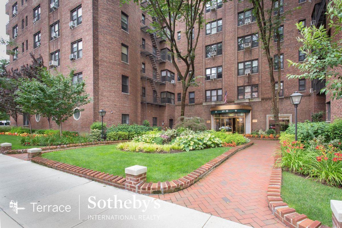 Mayflower, The building at 69-10 Yellowstone Boulevard, Rego Park, Queens, NY 11375